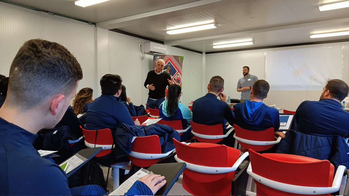 🔴 Taller de Primeros Auxilios | Comité de entrenadores y PF de la #RFFM con la representación de Roberto Fresnedoso y <a href="/ChemaRomero1971/">Chema Romero</a>

👋🏻 <a href="/PedroPSanmartin/">Pedro P. San Martín</a> y <a href="/LeoDiazGlez/">Leonel Díaz González</a> instruyen sobre el taller a entrenadores de <a href="/AtletiAcademia/">Atleti Academia</a> en las instalaciones de Ernesto Cotorruelo
