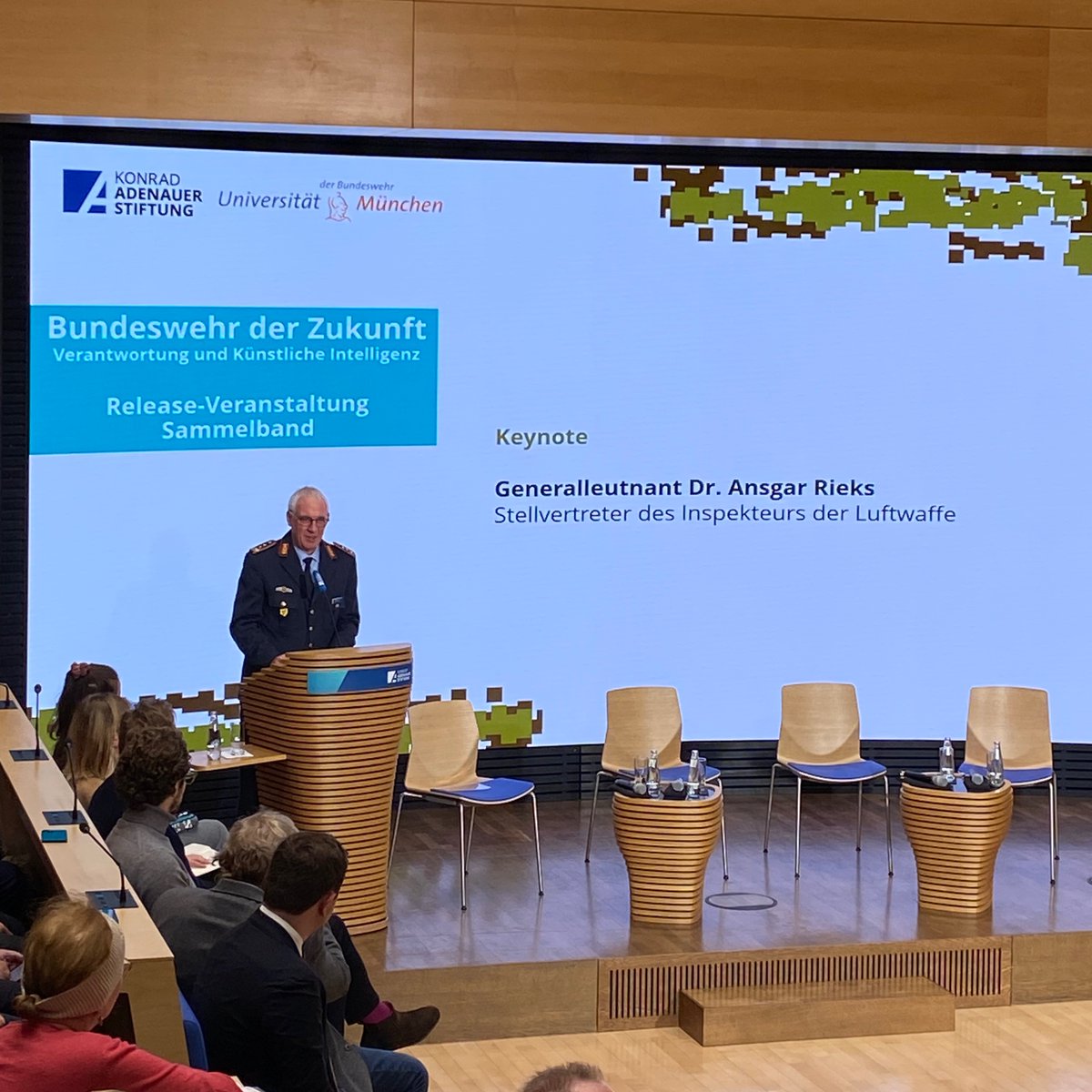 KASonline's tweet photo. Generalleutnant Dr. Ansgar #Rieks hebt hervor, dass es bei dem #KI-Einsatz in der #Bundeswehr eine Balance zw. Gesellschaft, Technik, #Ethik &amp; Militär braucht. Entscheidend sei dabei auch, dass richtig ausgewertete Daten  &amp; deren Beurteilung zur milit. Überlegenheit beitragen. https://t.co/j3KrwGWntc