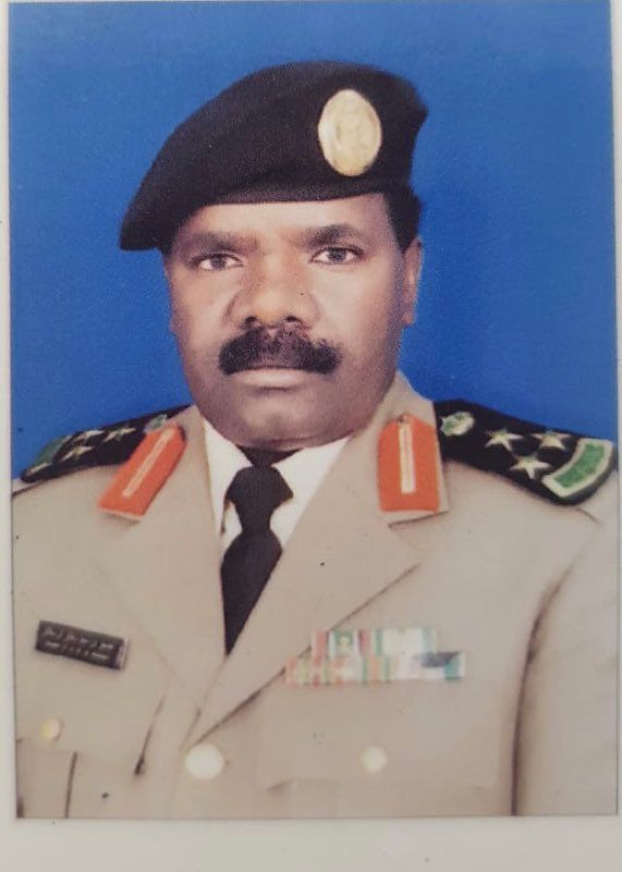 هذا العميد خضير بن سعد بن بختان اليامي أدارشرطه سراه عبيده وانا تحت إدارته وانا اليوم اغرد وانا واثق من نفسي بأن مواطني سراه عبيده شهودي بأن هذا الرجل امين وصادق في عمله ومخلص لدولته كان مصلح بين الناس أنهى خلال ست سنوات قضايا لها سنين بحكمته واسلوبه فبيض الله وجهك يابوسامي