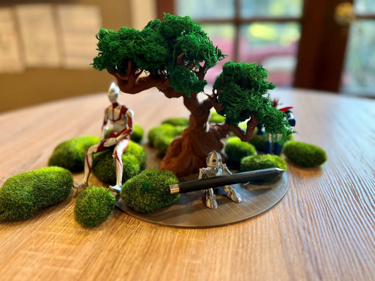 Mazingerc1's tweet photo. @RobotsAndDonuts Was thinking of Eric Joyner when I made this. The tree trunk is a 3D print, as is the Iron Giant in front and the disc underneath them. The tree leaves are made out of lichen and the other robots (Ultraman and Mazinger Z) are models I bought a long time ago. https://t.co/WrVOnRljWb