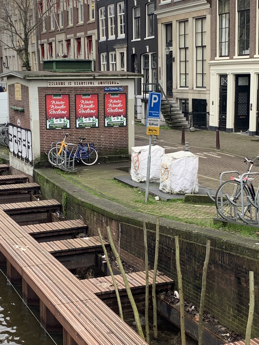 Bewoner1012's tweet photo. @webcare020 @webcare020 Bijzonder domme actie, grote behoefte aan containers daar en de kade is versterkt én er rijden dagelijks zware vuilniswagens over de gracht daar. https://t.co/D8hKdNRRXP