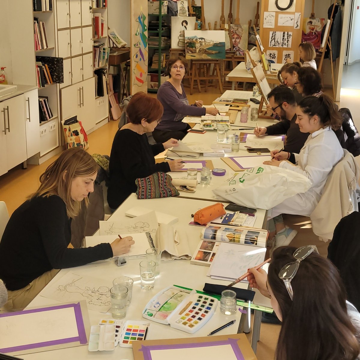 Des del dijous passat i al llarg d'aquesta setmana reprenem les classes i comencem el 2n trimestre. Avui hem començat les classes d'oli i pastel a l'Escola de Dibuix i Pintura! ✏️🎨

#escoladibuixesplugues #escolaceramicaesplugues #cursosdiniciació #dibuixant #iniciacióalapintura