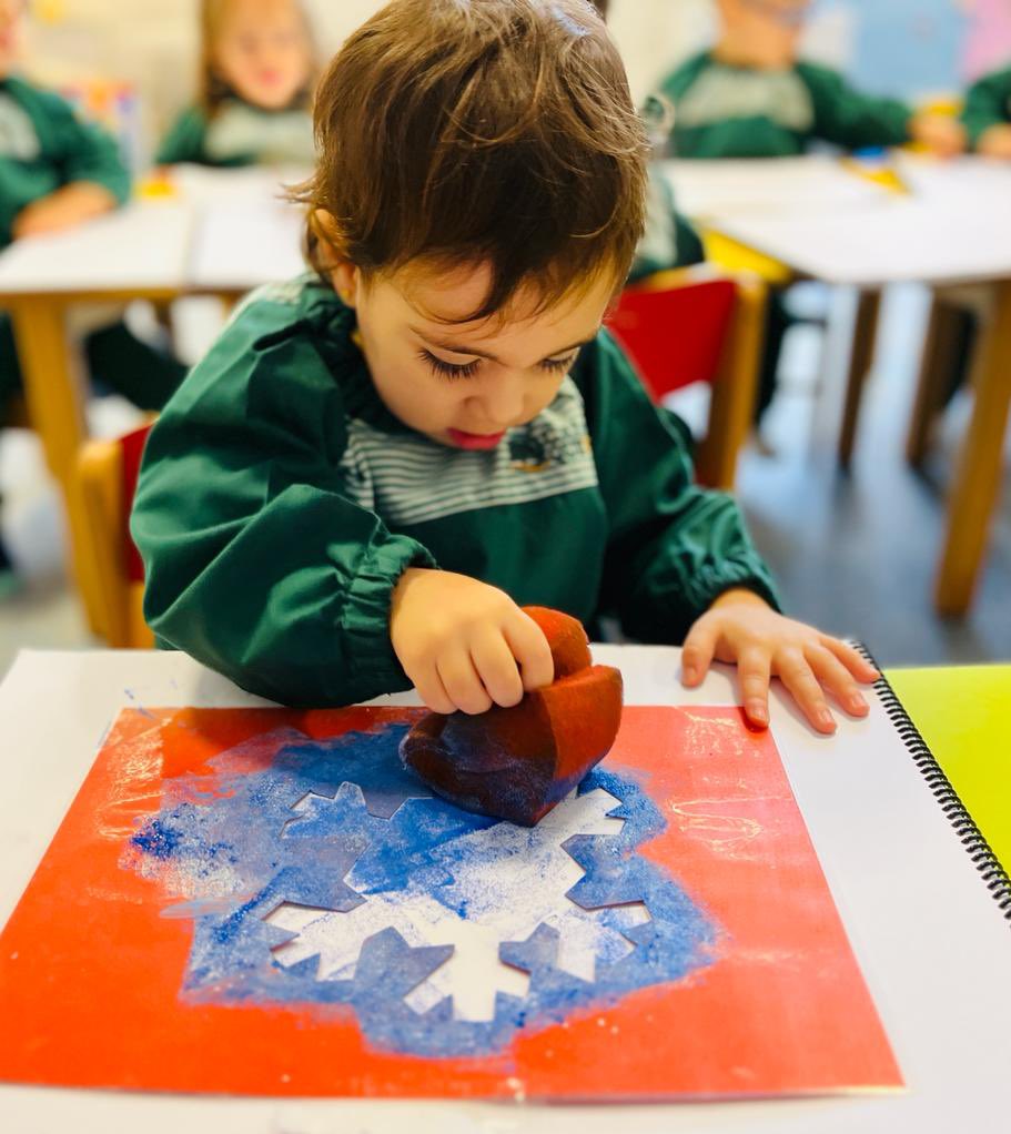 ColegioQuercus's tweet photo. Utilizando la estampación, los peques de 2 años trabajan el invierno.

#ColegioQuercus #EducaciónInfantil #Estampar #Invierno #Copos #Nieve #Frío #BoadillaDelMonte https://t.co/Qvcza2sSzt