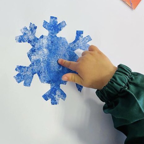 ColegioQuercus's tweet photo. Utilizando la estampación, los peques de 2 años trabajan el invierno.

#ColegioQuercus #EducaciónInfantil #Estampar #Invierno #Copos #Nieve #Frío #BoadillaDelMonte https://t.co/Qvcza2sSzt