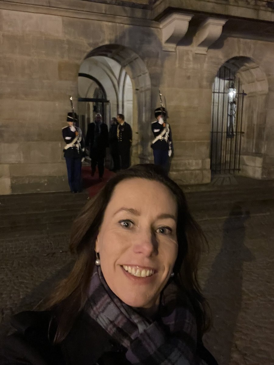 EBorstlap's tweet image. Wat een eer: gast bij nieuwjaarsreceptie van het Kon. Huis. Centrale thema WONEN. Blij met aandacht voor soc. huisvesting. Corporaties spelen belangrijke rol in tijden waarin mensen door polarisatie soms lijnrecht tegenover elkaar staan. Goede samenleving biedt onderdak aan allen