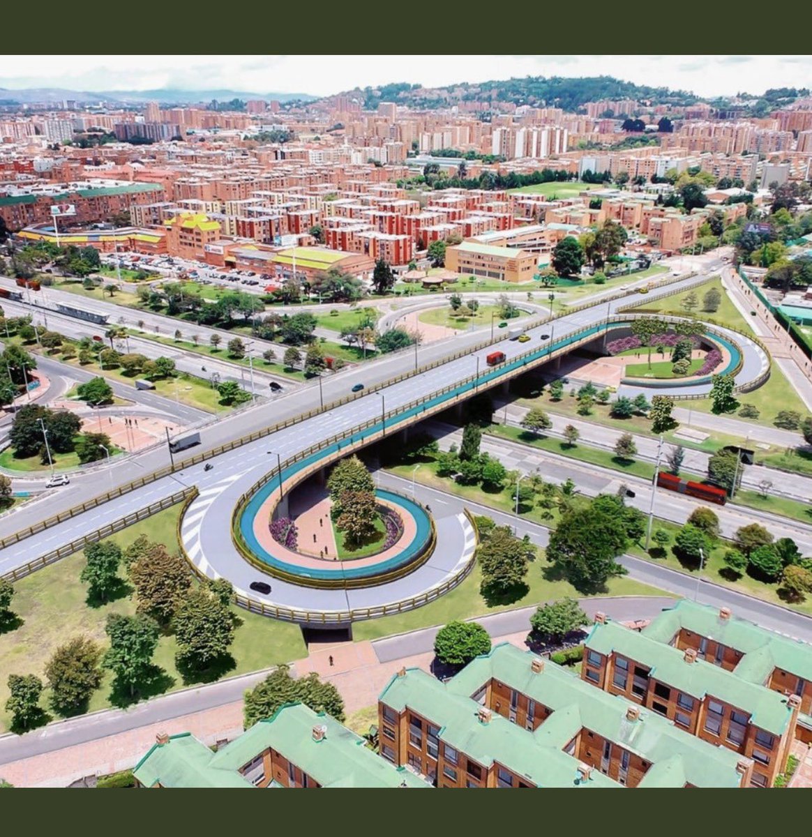 GerardoS_Usaque's tweet photo. #ComoAsi? IDU anuncia con bombos y platillos construcción de Puente Clle153 con AutoNorte después de 5 años de pago de Valorización! Puente de 3 Carriles, pero en uno de los extremos sólo hay 1 carril, no es mejor hacer la obra Puente y vía? @manolitosalazar https://t.co/RLrmmcZmat