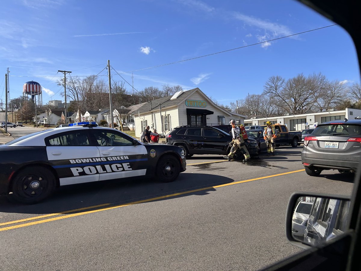 JENNiCOLEMAN's tweet photo. @joeimel 2 cars tag 1 car. High St and Fairview https://t.co/LsOx9aGfC6