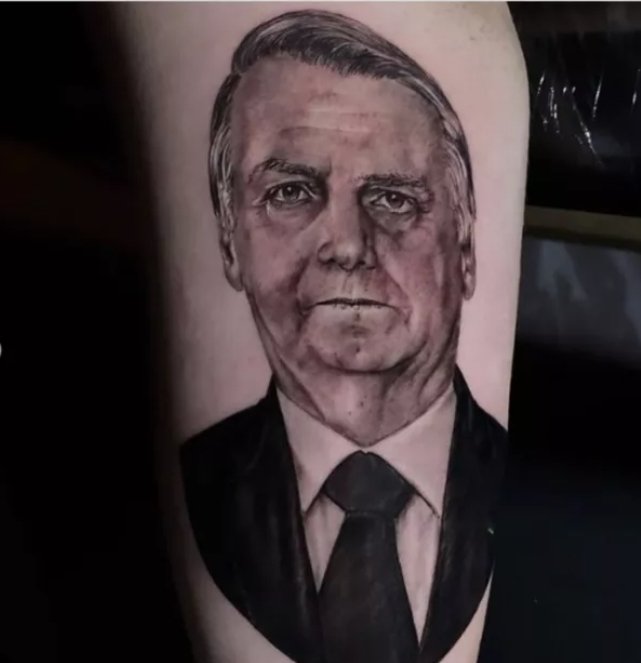 rodrigomondego's tweet photo. E imaginar q eu, você e todas as brasileiras e brasileiros pagamos por essa tatuagem horrenda desse sujeito horrendo q foi feita no filho horrendo dele.

Sim, Jair Renan pagou essa tatuagem no cartão corporativo da presidência da república que é pago com os impostos de todos nós. https://t.co/vGcHKVub3d