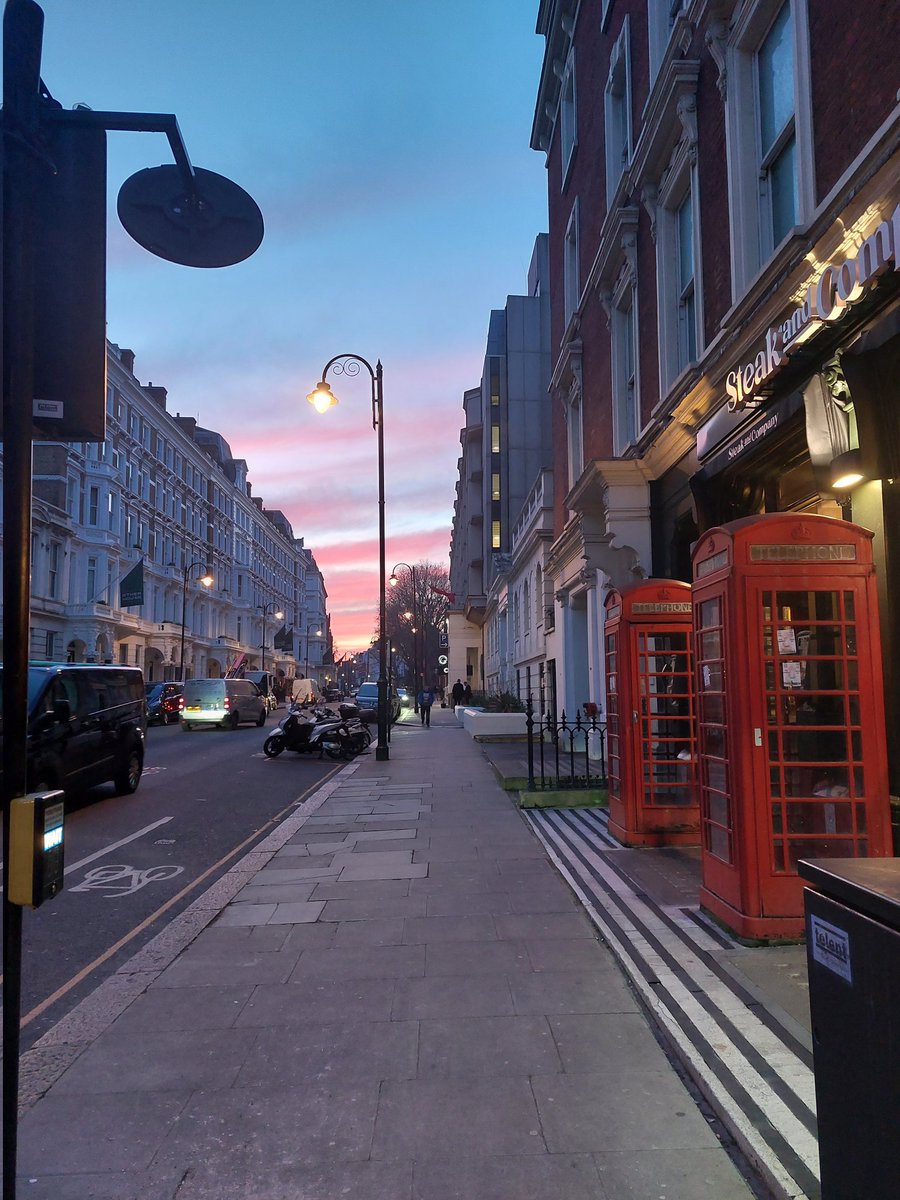 Brilliant day at the #cipdDLM conference. Great discussions around open and honest conversation, building trust and getting to know your team. Excellent chairing by @steveglearning and @GiorgiaGamba and a beautiful sunset on the way home :)