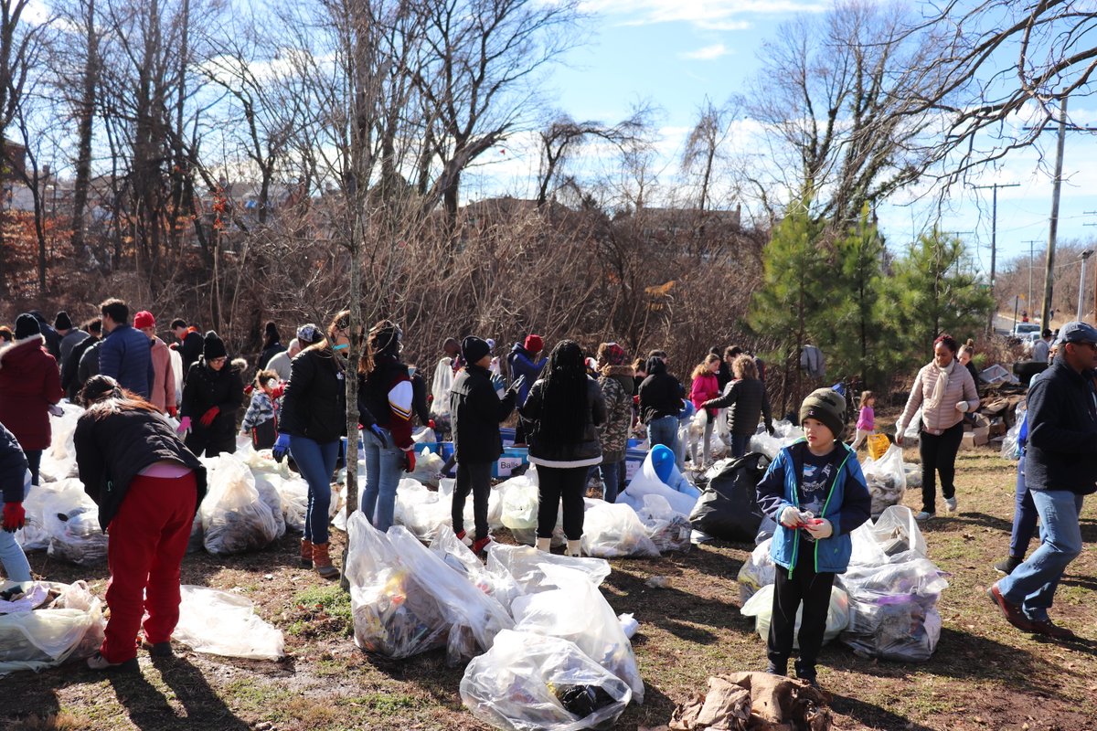 The results are in! We had 417 volunteers (a new record) at our annual MLK Day of Service cleanup. 
Together we collected 9,609 pounds of trash, including 390lbs of single-use plastic bottles, 661lbs of food packaging, and 1,795lbs of glass. 
#PlasticFreeDC #ComeToTheRiver