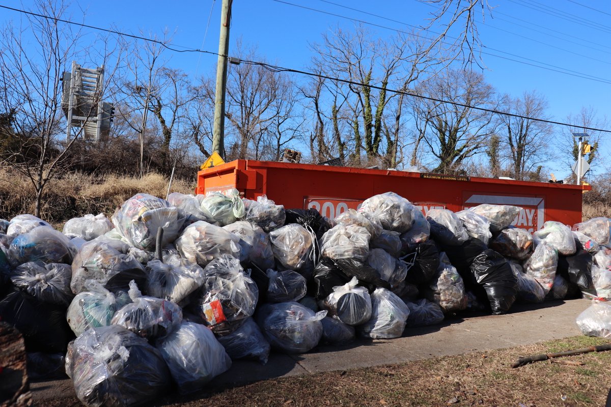 AnacostiaRrkper's tweet image. The results are in! We had 417 volunteers (a new record) at our annual MLK Day of Service cleanup. 
Together we collected 9,609 pounds of trash, including 390lbs of single-use plastic bottles, 661lbs of food packaging, and 1,795lbs of glass. 
#PlasticFreeDC #ComeToTheRiver