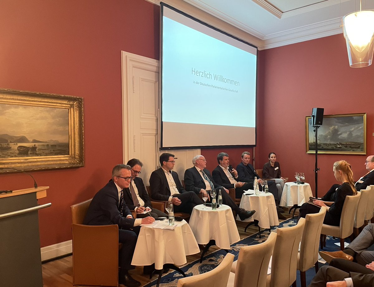 Über das #Einwegkunststofffondsgesetz #EWKFondsG diskutieren <a href="/JudithSkudelny/">Judith Skudelny</a>, @michael_thews, <a href="/JN_Gesenhues/">Jan-Niclas Gesenhues</a>, <a href="/BjoernSimon/">Björn Simon</a>, <a href="/Engelmann_IK/">Martin Engelmann 🇺🇦🇮🇱</a> auf dem Parlamentarischen Abend von <a href="/handelsverband/">Handelsverband HDE</a>, <a href="/markenverband/">Markenverband</a>, @BdSsystemgastro, <a href="/BVE_online/">Ernährungsindustrie BVE</a>, @IK_Verband, <a href="/BVTE_Berlin/">BVTE</a>, IPV in Berlin.