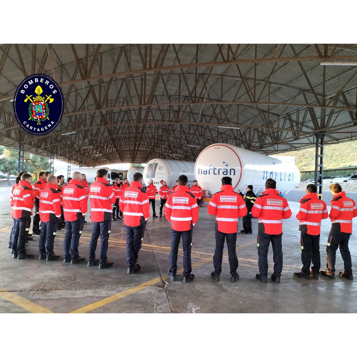 Bomberos_CT's tweet photo. 📢 #BA @Bomberos_CT  han visitado las instalaciones de #Naftran en #Cartagena, donde nos han instruido en la intervenciones con cisternas de #GNL
➡️ #Bomberos_CT queremos darles las #Gracias por su predisposición, recibimiento y la formación recibida. 
#Bomberos #RegiondeMurcia https://t.co/0IV08lnFM0