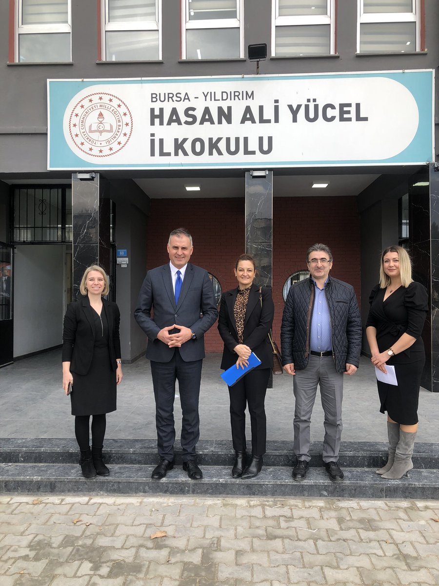 Şube müdürlerimiz Sayın Emel Erken ve İdiris Meral okulumuzu ziyaret etti.Okul öncesi eğitimin sorunları,çözüm önerileri ve okullaşma oranını daha yüksek seviyelere cıkarma konularında değerlendirmemizi gerçekleştirdik.Nazik ziyaretleri İçin kendilerine teşekkür ederiz.