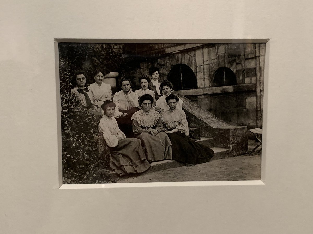 DawnInspire's tweet photo. Suite de l’#expo #ParisiennesCitoyennes avec quelques rares émancipations professionnelles : #MarieCurie, #CamilleClaudel dont le critique O. Mirabeau dit qu’elle « prouve que son sexe est susceptible de création personnelle » , Madeleine Brès 🥇 🚺 en médecine. @museecarnavalet https://t.co/aWkikqFkJw
