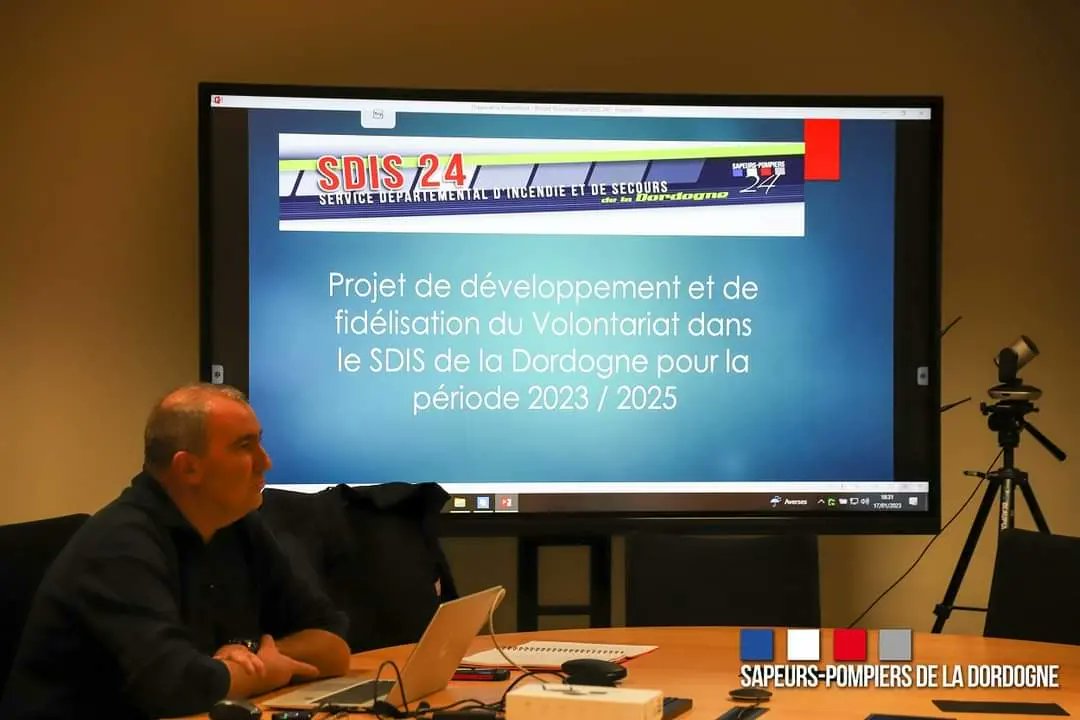 Ce soir ouverture par <a href="/RiviereRivierea/">Riviere alain</a> de la 1ère réunion d'1 gpe de travail avec 12 SP de différents cis, animée par le Cdt Laguionie, sur le volontariat chez les <a href="/pompiers24/">SDIS 24</a> pour 2023/2025 
↪️ recrutement 
↪️ favoriser la disponibilité journalière
↪️ fidélisation du volontariat