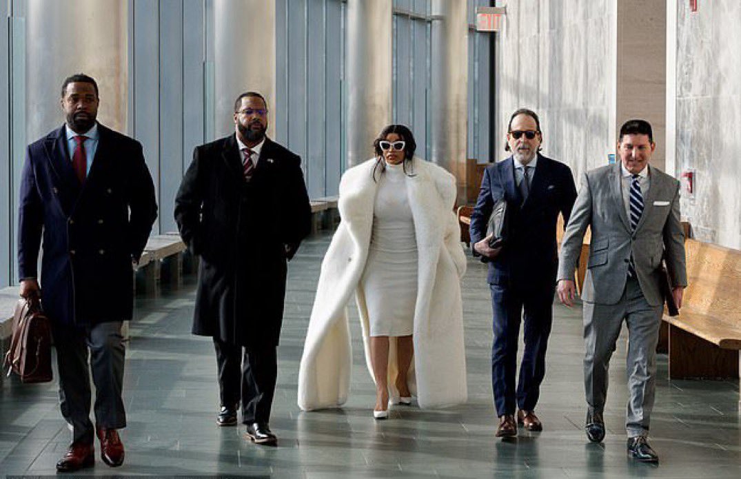 soapinthedishes's tweet photo. Cardi B today at court. 😍 https://t.co/GwjAA0eiuY