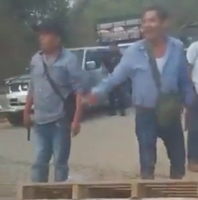 LaTintaOax's tweet photo. #Bloqueos| continúan los bloqueos entre #Yaitepec y #Panixtlahuaca, se reportan disparos de arma de fuego, se informa que el paso a #Juquila aún permanece cerrado por Yaitepec
#Oaxaca https://t.co/4DxjuPTS75