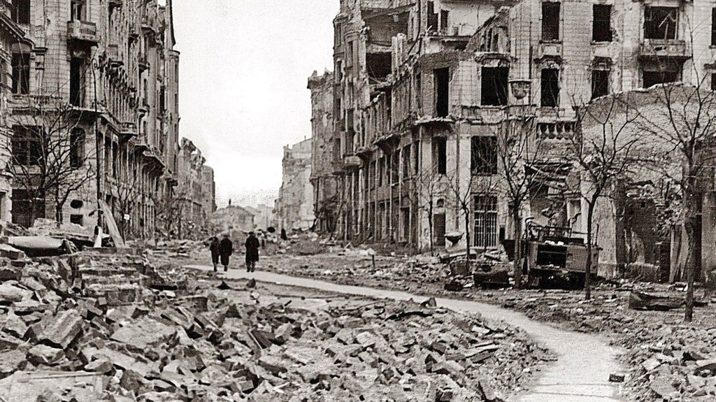 WW2girl1944's tweet photo. #OTD in 1945, the Soviets apparently "liberated" Warsaw. What they actually did was wait till the last few Germans left &amp; then entered the empty, destroyed, and completely looted city. They then quickly imposed their own puppet government &amp; carried on raping &amp; looting their way https://t.co/7grIhPhI9t