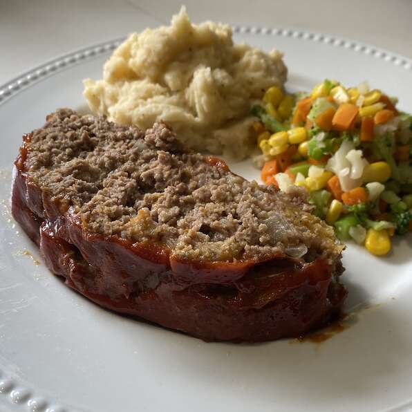 MorganRayna's tweet image. You're going to want to make this meatloaf dish again real soon. #goodeats #delish  cpix.me/a/161850237