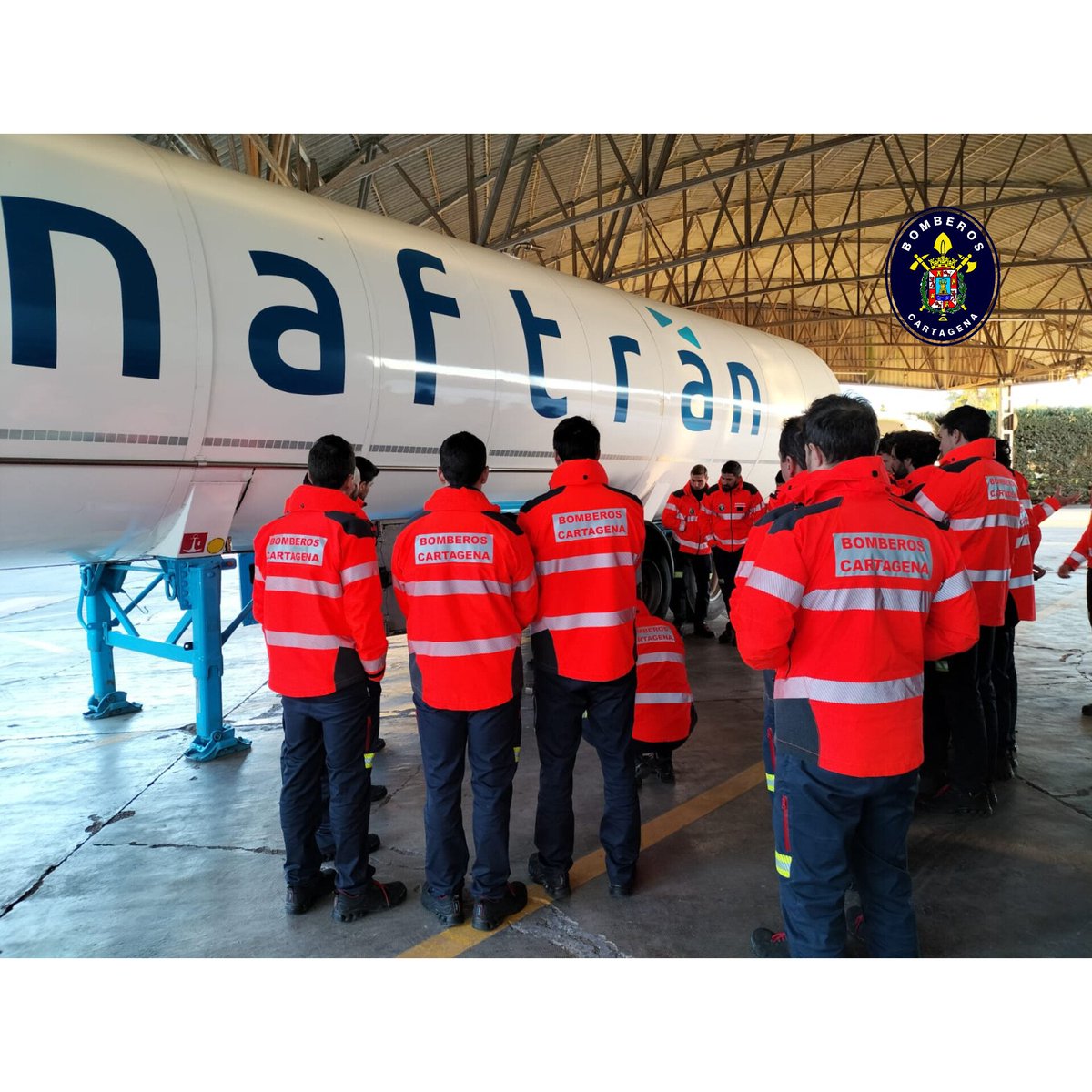 Bomberos_CT's tweet photo. 📢 #BA @Bomberos_CT  han visitado las instalaciones de #Naftran en #Cartagena, donde nos han instruido en la intervenciones con cisternas de #GNL
➡️ #Bomberos_CT queremos darles las #Gracias por su predisposición, recibimiento y la formación recibida. 
#Bomberos #RegiondeMurcia https://t.co/0IV08lnFM0