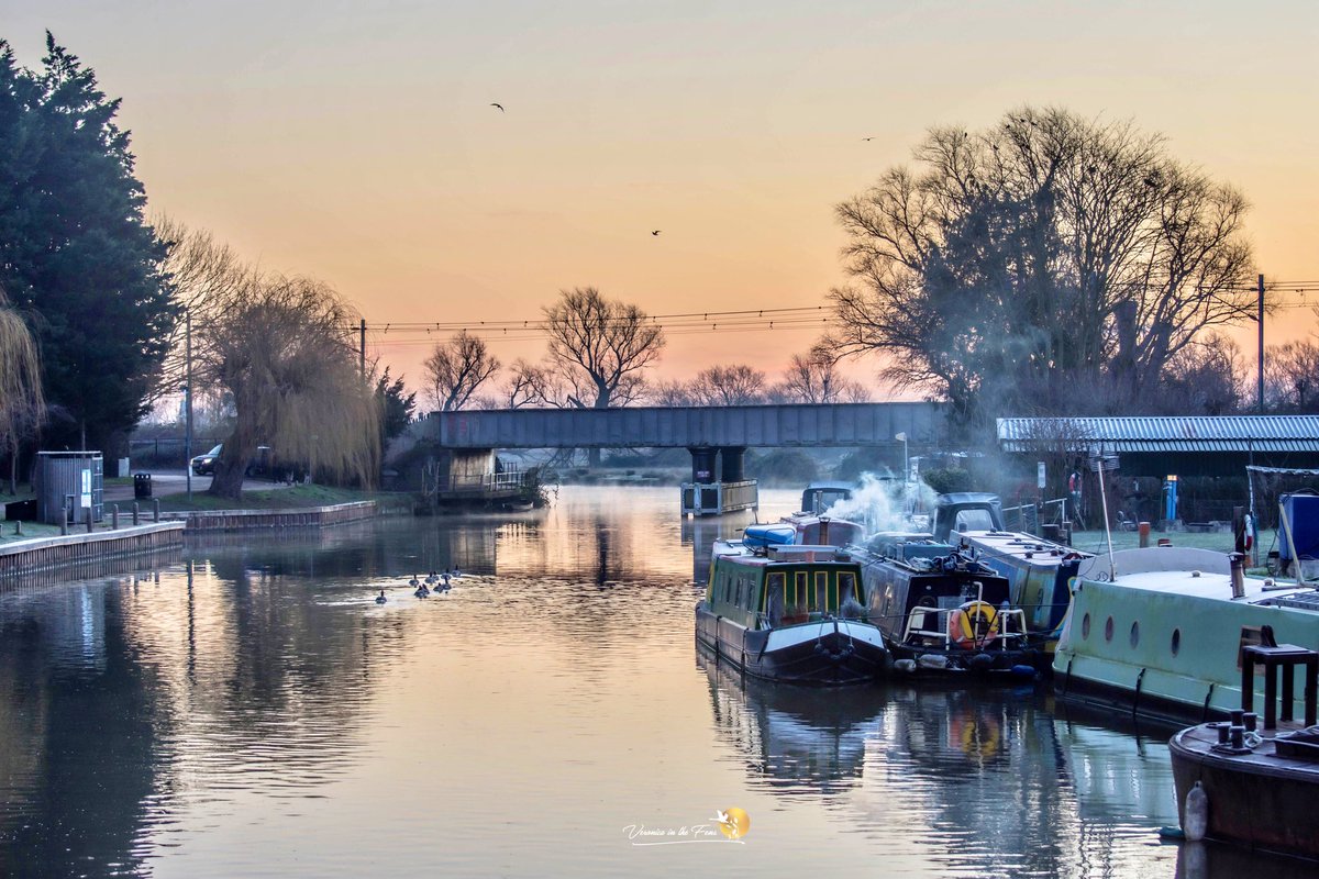 VeronicaJoPo's tweet photo. As the day begun in The Fens, it was fresh -6c, clear, frosty, busy and beautiful βοΈπβοΈ
Ely, Cambridgeshire
#sunrise #landscape #flatnotboring #stormhour https://t.co/oVXOEsQonF