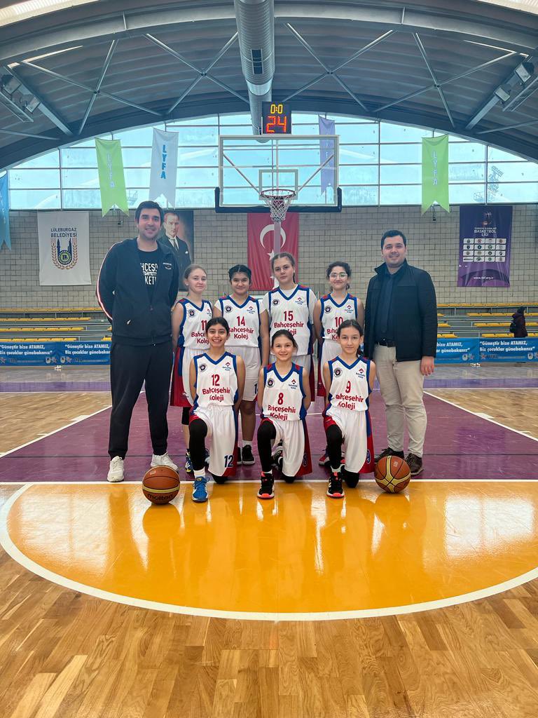 dnzoksm's tweet photo. Bahçeşehir koleji Lüleburgaz kampüsü Yıldız kız basketbol takımımız ilçe ŞAMPİYONU  🏆🏀 @TrkErsen @sevtapengin @DuyguSarilgann @CihanBirdag https://t.co/ZgGtbsbf1x