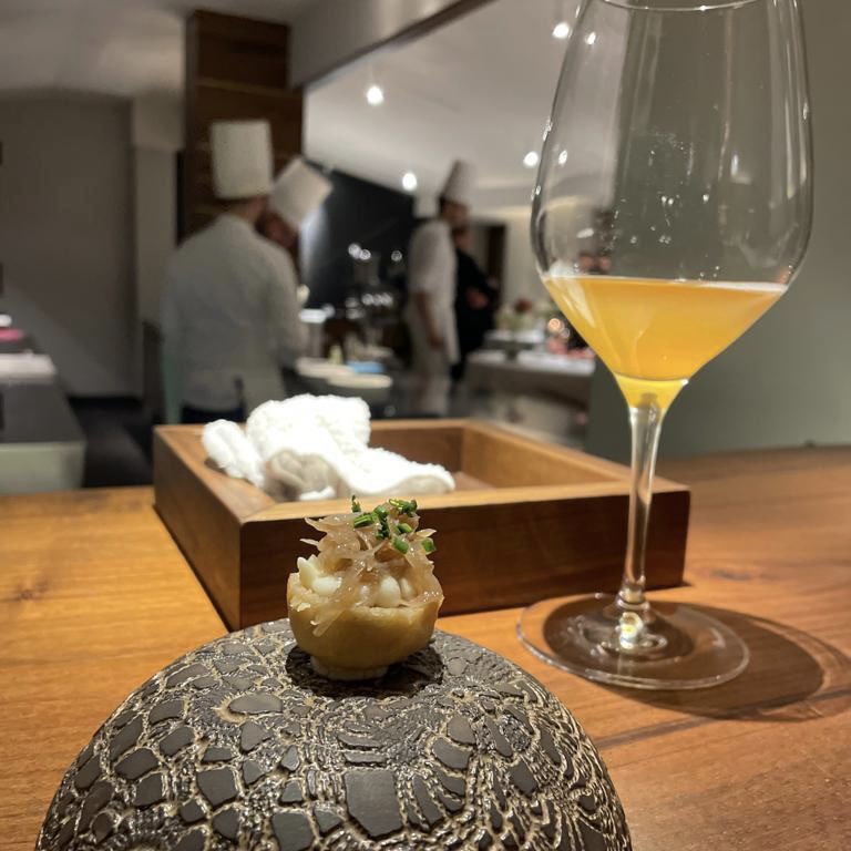 RosariaSuccurro's tweet photo. Nel cuore della #Sila un viaggio culinario sensoriale accompagnato da un’attenta selezione di vini 🍷

Complimenti ad Antonio Biafora 🧑‍🍳, chef stellato ⭐️ del ristorante #Hyle.

#sangiovanniinfiore #cosenza #calabria https://t.co/eND88Eiq4X