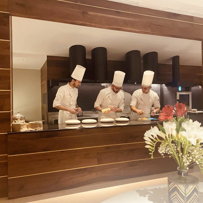 RosariaSuccurro's tweet photo. Nel cuore della #Sila un viaggio culinario sensoriale accompagnato da un’attenta selezione di vini 🍷

Complimenti ad Antonio Biafora 🧑‍🍳, chef stellato ⭐️ del ristorante #Hyle.

#sangiovanniinfiore #cosenza #calabria https://t.co/eND88Eiq4X