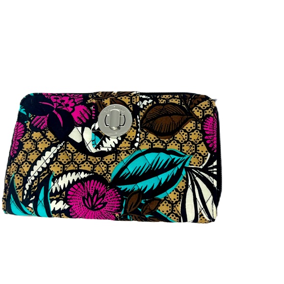 dmwey's tweet photo. So good I had to share! Check out all the items I'm loving on @Poshmarkapp #poshmark #fashion #style #shopmycloset #verabradley #ellison: https://t.co/jlGIcwVj65 https://t.co/gLxx5fApwc