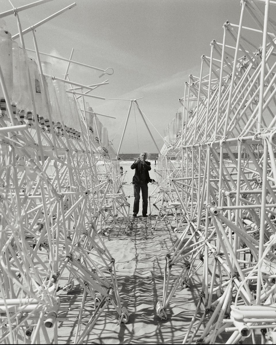 craftsmagazine's tweet photo. Theo Jansen's ‘strandbeests' are made from plastic tubes propelled by kinetic energy and the maker’s skill.
Take a look inside Crafts AW22 to see the photo series.
Portrait of @StrandBeests by @Lena_Herzog
#contemporarycraft #craftsmagazine https://t.co/9DtMfGIxQo https://t.co/aAkdzBStB1