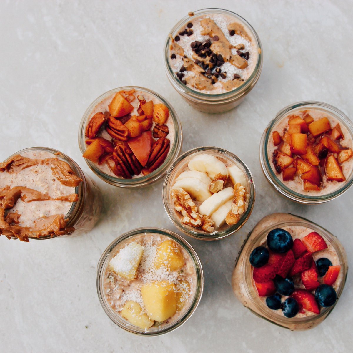 What are your favorite oatmeal toppings?!
#breakfastgoals #Superfoods #oatmealbowls