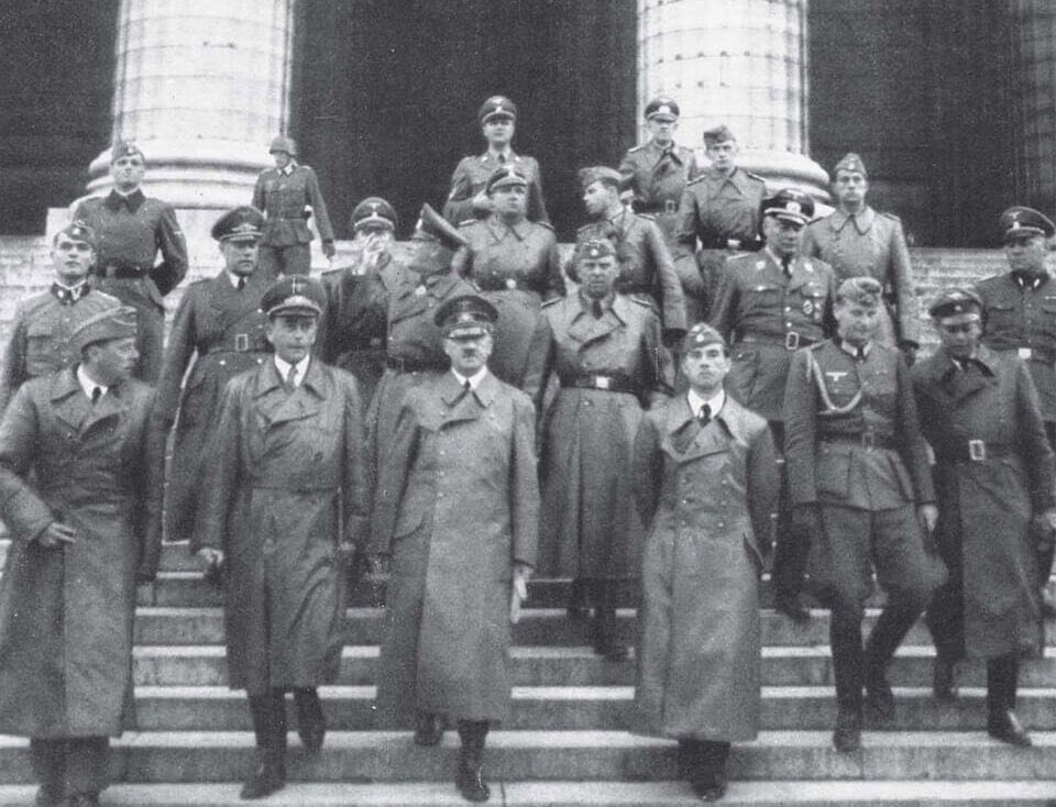 Při své válečné návštěvě Paříže navštívil Adolf Hitler baziliku Sacré-Cœur a kostel La Madeleine. Nijak zvlášť mu to v životě nepomohlo. Tak fakt nevím, co vás ten <a href="/AndrejBabis/">Andrej Babiš</a> u Jezulátka tak vzrušuje…