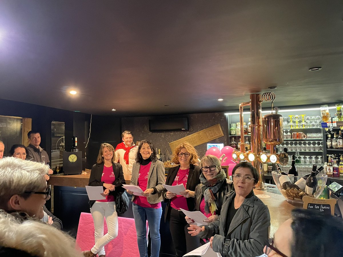 Alexand_Boucher's tweet photo. Remise officielle du chèque de 15150 euros par l’association des gens d’Yssi au profit de la @laliguecancer suite à la course des Poulettes d’octobre dernier à Yssingeaux.
Bravo aux organisatrices qui se mobilisent pour cette belle cause. @CA_LHL partenaire de l’opération https://t.co/HgNWNiDzSL