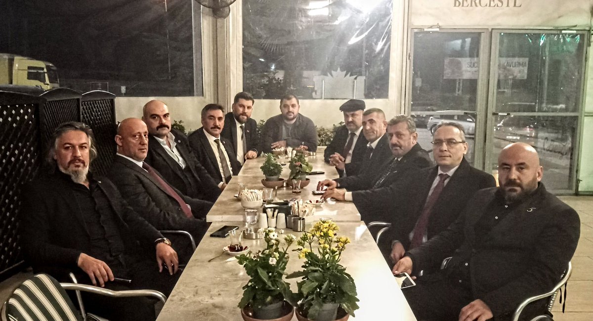 mehmet_canpolat's tweet photo. "Onların nifak madeni varsa,bizim de çelik gibi imanımız,inancımız, taviz vermeyen irademiz vardır,hepsini birden daldan dala zıplayan maymuna çevireceğimiz unutulmamalıdır."

Lider #DevletBahçeli

Ankara'dan İstanbul'a dönüş yolculuğumuzda halis Türk çayı ve  Devlet dolu sohbet. https://t.co/MVmhQgifpd