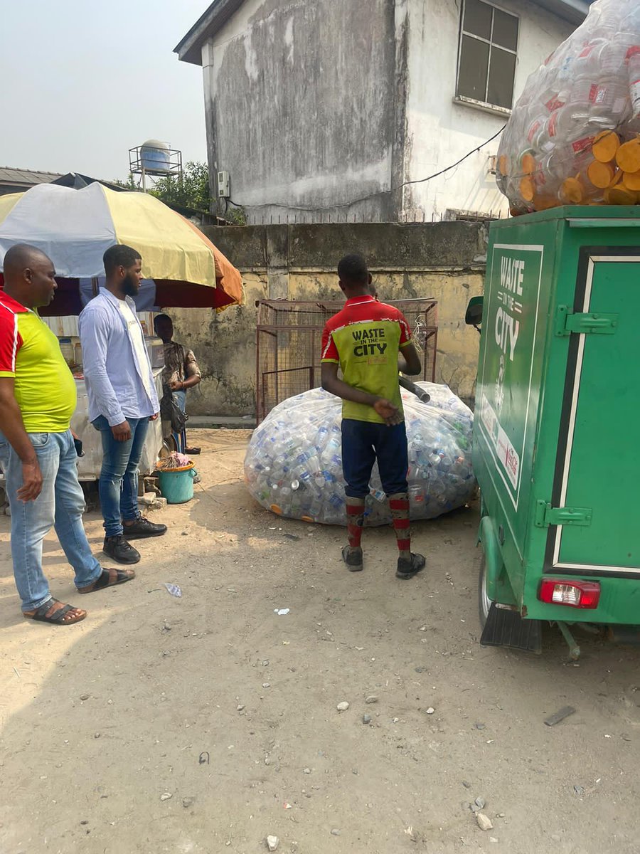 SWEEPFoundation's tweet photo. Earlier today, @EliotWogu of Trashcoin was on visit to our WASTE IN THE CITY facilities in Surulere.
We are building a #PlasticCity.
We look forward to greater partnership with the Trashcoin group. Congratulations to our team #WasteWorkers #WasteintheCity https://t.co/6txGlwKyvO