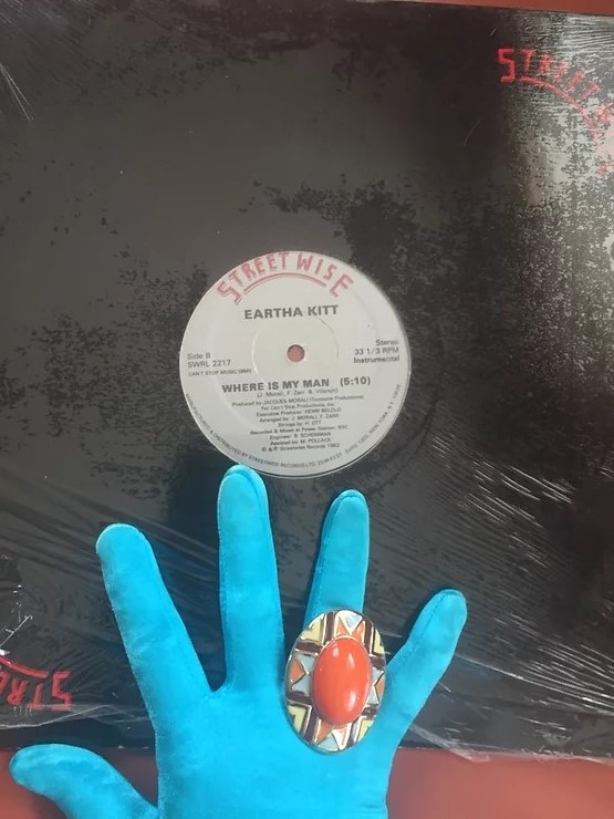 ThatDameLana's tweet photo. Lunch Break Spin: Happy Heavenly Birthday, Ms. Kitt.♥️♥️♥️
#EarthaKitt #Goddess #Icon #WhereIsMyMan #vinyl🎶 https://t.co/acGEWloLgX