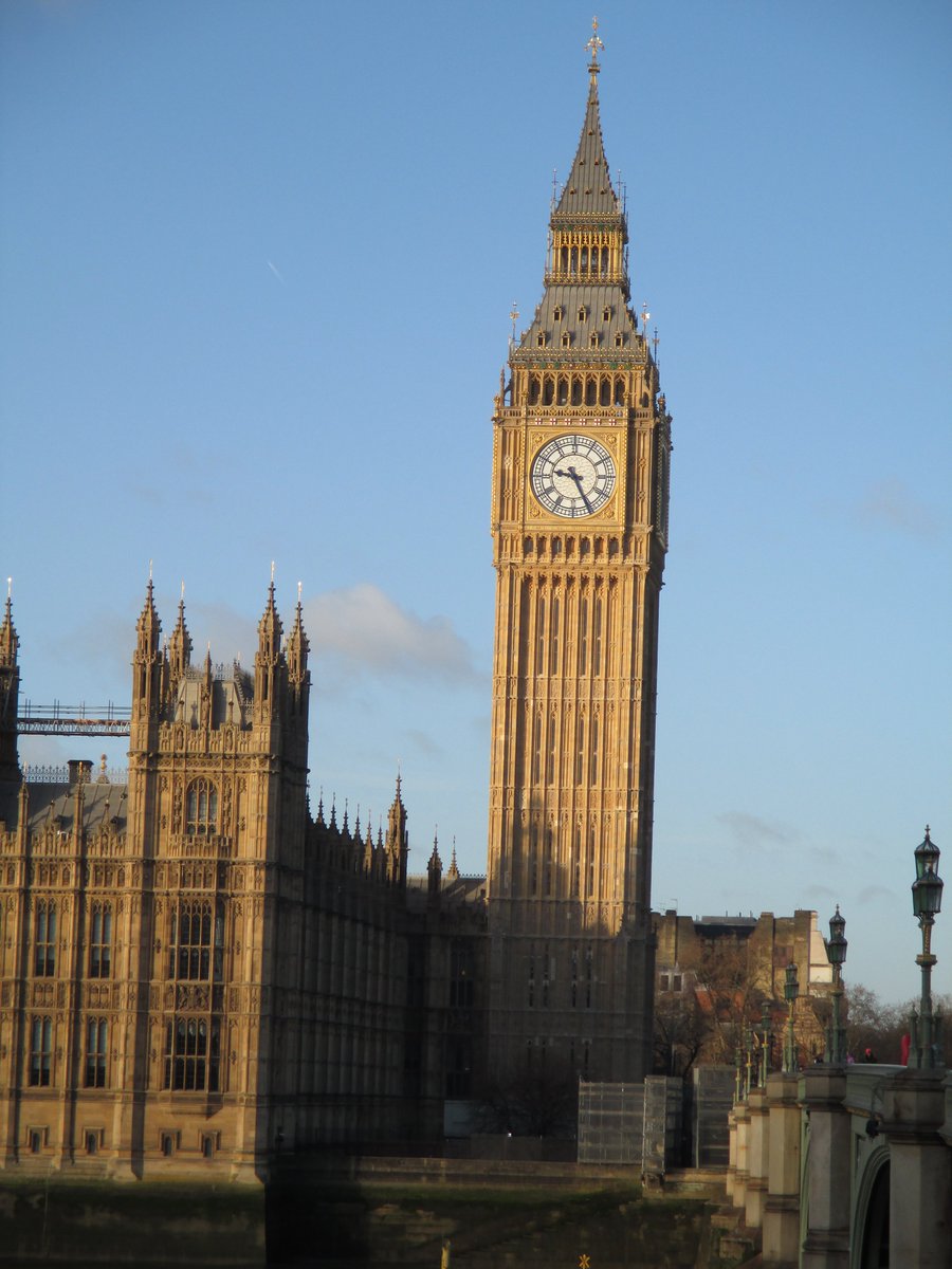 Londonas atbilde Rīgas korumpantiem. Metro biļete ir jebkuras personas  debetkarte. Tie, kam tādas nav, ir jānopērk Oyster karte. Iekāpjot un izkāpjot nopīkstini savu bankas karti. Robots tev piemēros tev visizdevīgāko tarifu. Nekāda korupcija par magnētisko biļešu iepirkumiem