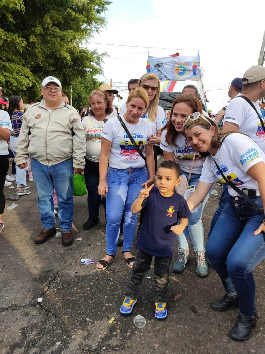 DirEduTachira's tweet photo. En #Fotos3 Participación de docentes y personal de la @DirEduTachira en el Gran Desfile FISS 2023 con la carroza "Liberators".
@FreddyBernal @NicolasMaduro @YuniorClavijoM @Gob_Tachira @MPPEDUCACION @jghuerfanoo @BermudezJoseA @hospimilTachira @RomerPSUV #17Enero #Bono Miss USA https://t.co/h4iGFVICiQ