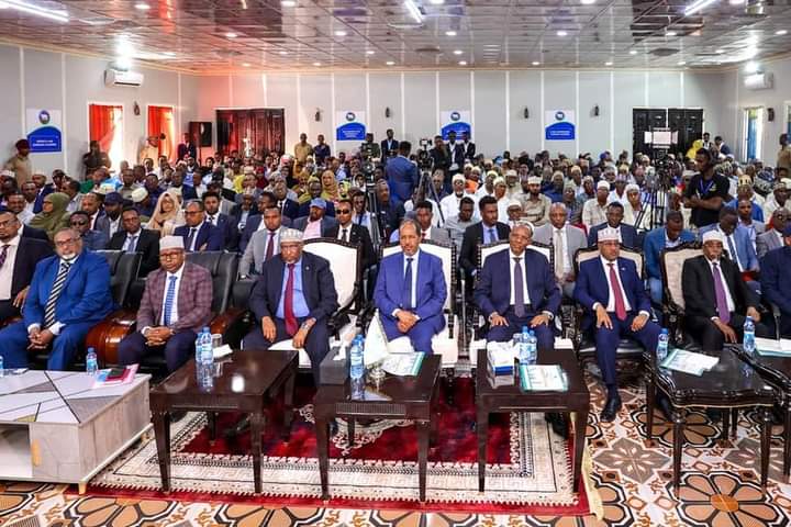 AbdallaBaidoa's tweet photo. Waa bogaadinaaya shirka dib u heshiisiinta siyaasiyiinta KGS ee Baydhabo inooga furmay maantay socon doonana, waxaa ka rajaynaa in ay madaxadu heshiiyaan una hiiliyaan bulshadooda, natiijo la wada ogolyahayna in ay ka dhaltaa rajaynaa shirkaan.
#Baidoa 
#UHiiliMidnimadaKGS https://t.co/Pc6k7ylQZX