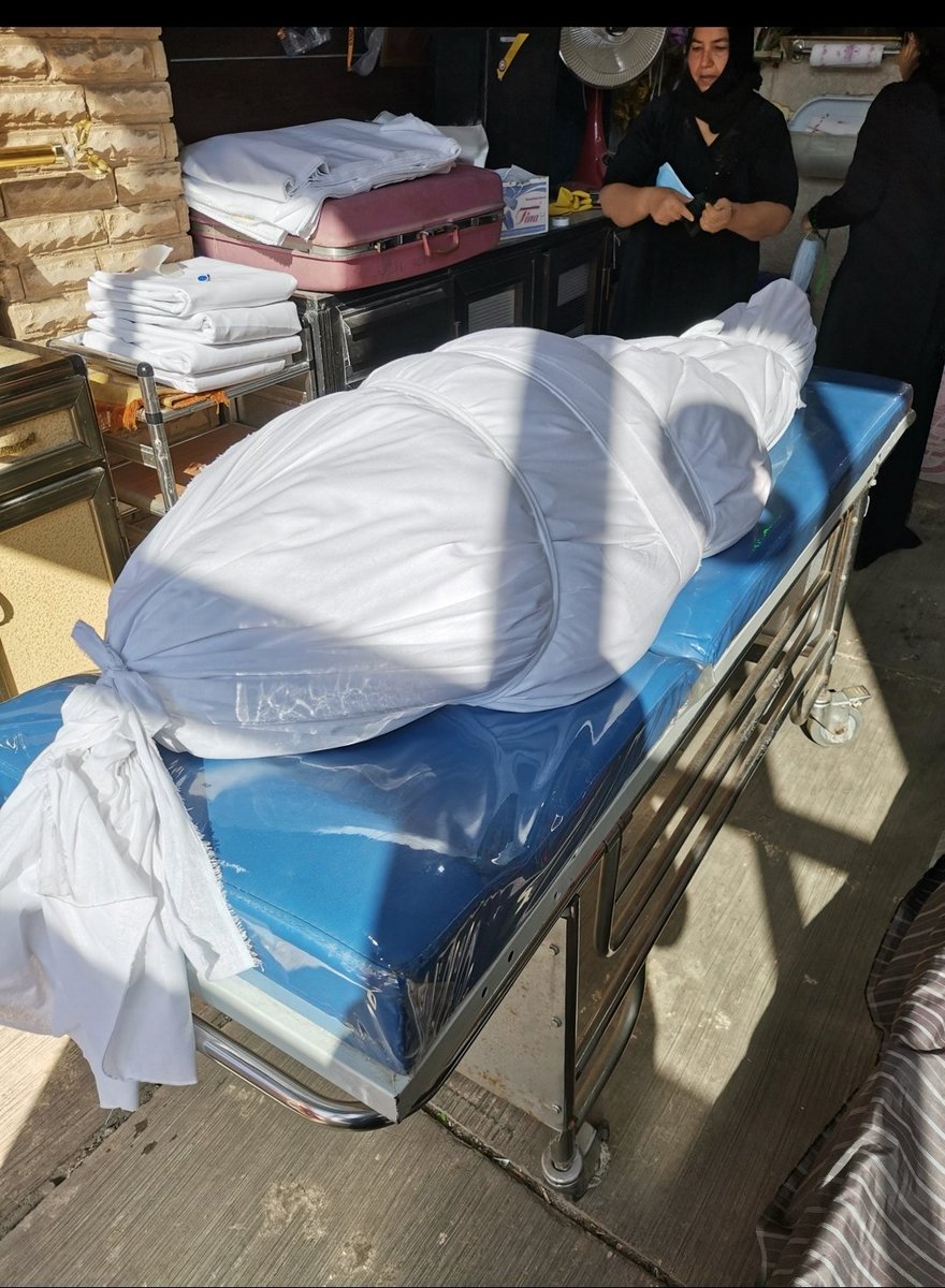 sjsootory's tweet photo. باجر يصادف الذكرى السنويه الثانيه لوفاة امي وفاتها وكسرة ظهري اليوم الي غير حياتي للأسوء اليوم الي اخذ مني روحي وبقيت جسد بلا روح امي من ماتت كلشي مات وياها حياتنا تخربطت وبيتنا انهدم وكل واحد صار بجهه.. وهذا الي تشوفو كفن امي كفن حبيبتي❤️❤️ https://t.co/vCPbyudYUp