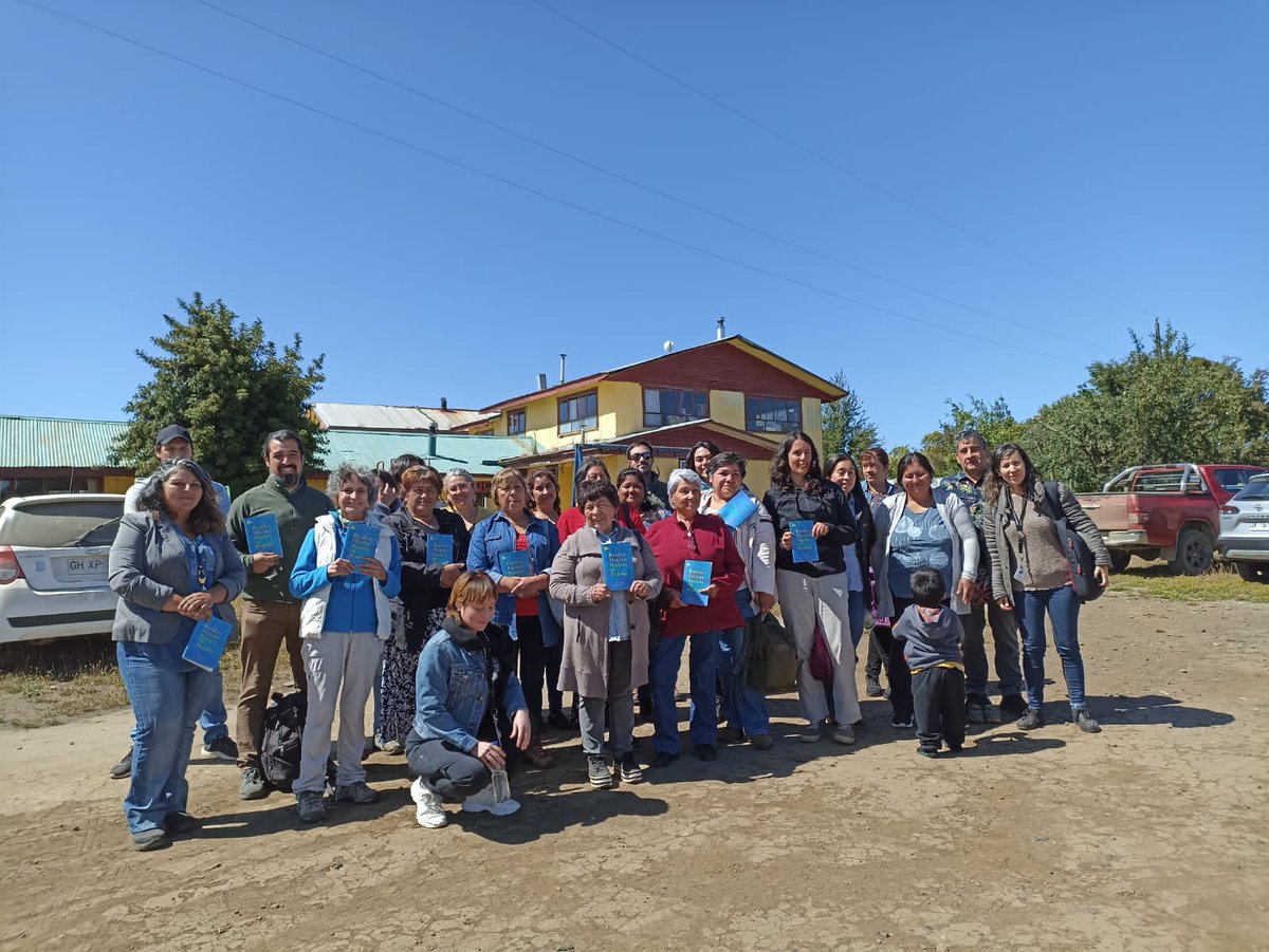 CapitalBiodiver's tweet photo. Hoy cerramos un proyecto hermoso con mujeres de Toltén, con la agroecología como herramienta para rescatar flora nativa, mejorar las huertas familiares, hacer comunidad y fortalecer liderazgos. Un proyecto que posible gracias a @Fmaradentro y las expertas que nos acompañaron. https://t.co/bvyPDku58l