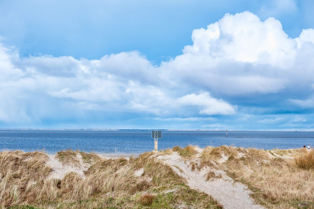 Klare Sicht gewährt einen guten Blick von Norddeich aus auf die Insel Juist. Die beiden sind rund 13 km getrennt, Schemenhaft lassen sich gut markante Punkte erkennen. Juist gefällt Besuchern, die Naturliebhaber sind und die Ursprünglichkeit der Nordsee erleben wollen. #juist