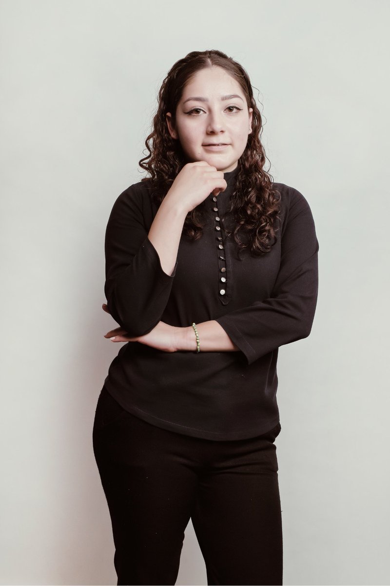 LoreaMx's tweet photo. Innovadora y clásica, una combinación contradictoria que hace de nuestra Jefa de Barra el elemento perfecto para crear cócteles elegantes y únicos. Si @gabishi_laguna no está detrás de la barra, la encontrarás bailando reggaetón y con un Clover Club en la mano. https://t.co/AzbgESiIHE