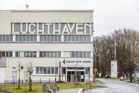 geerthoste's tweet photo. Hoe laat vertrekt dat vliegtuig dat van #Deurne naar #Zaventem vliegt?
Ik vraag het voor een vriend die morgen naar het autosalon op de #Heizel wil.
En of hij kan opstappen op het vliegveld van #Weelde https://t.co/m9RZKZiECz
