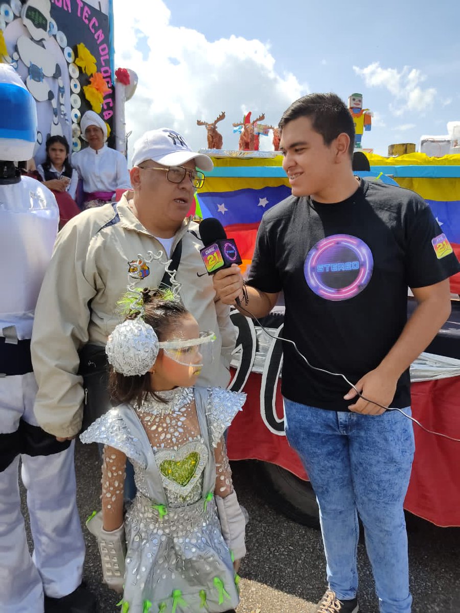 DirEduTachira's tweet photo. En #Fotos4 Participación de docentes y personal de la @DirEduTachira en el Gran Desfile FISS 2023 con la carroza "Liberators".
@FreddyBernal @NicolasMaduro @YuniorClavijoM @Gob_Tachira @MPPEDUCACION @jghuerfanoo @BermudezJoseA @hospimilTachira @RomerPSUV #17Enero #Bono Diosdado https://t.co/im0E5wpCmq