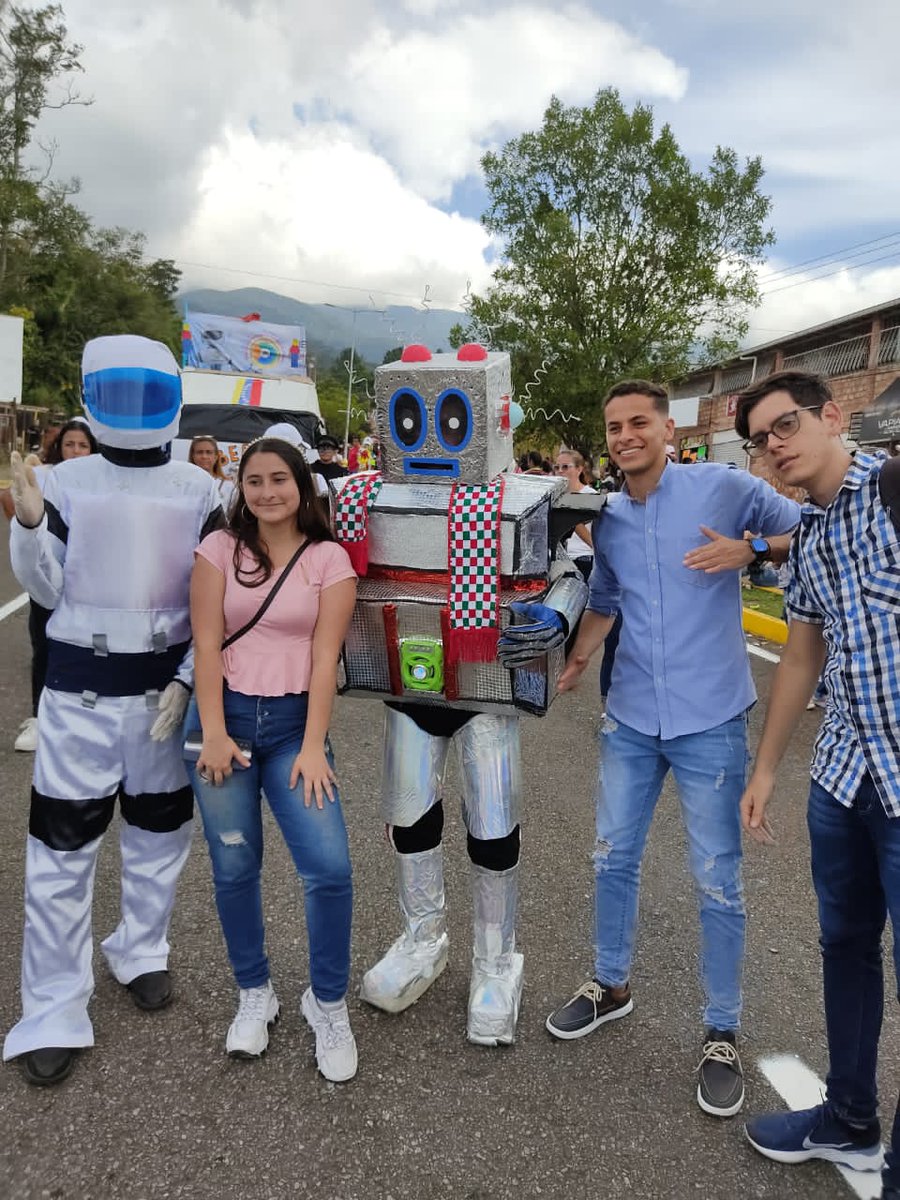 DirEduTachira's tweet photo. En #Fotos4 Participación de docentes y personal de la @DirEduTachira en el Gran Desfile FISS 2023 con la carroza "Liberators".
@FreddyBernal @NicolasMaduro @YuniorClavijoM @Gob_Tachira @MPPEDUCACION @jghuerfanoo @BermudezJoseA @hospimilTachira @RomerPSUV #17Enero #Bono Diosdado https://t.co/im0E5wpCmq