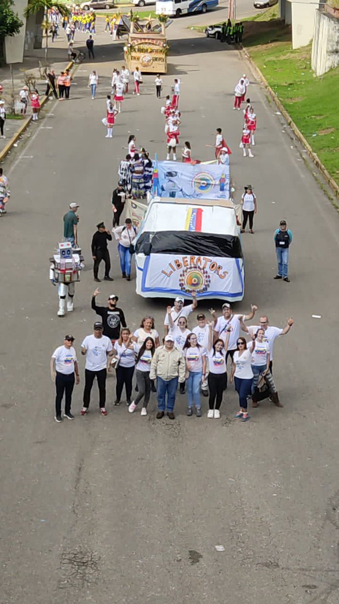 DirEduTachira's tweet photo. En #Fotos4 Participación de docentes y personal de la @DirEduTachira en el Gran Desfile FISS 2023 con la carroza "Liberators".
@FreddyBernal @NicolasMaduro @YuniorClavijoM @Gob_Tachira @MPPEDUCACION @jghuerfanoo @BermudezJoseA @hospimilTachira @RomerPSUV #17Enero #Bono Diosdado https://t.co/im0E5wpCmq