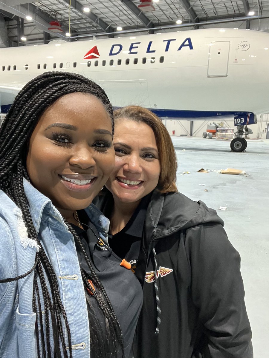 counseloramblam's tweet photo. One of my favorite fellow counselors! @Anahernandezva #3rdStop #DeanBaldwinPainting @BibbSchools @BibbHCCA https://t.co/fsQTaTcGzS