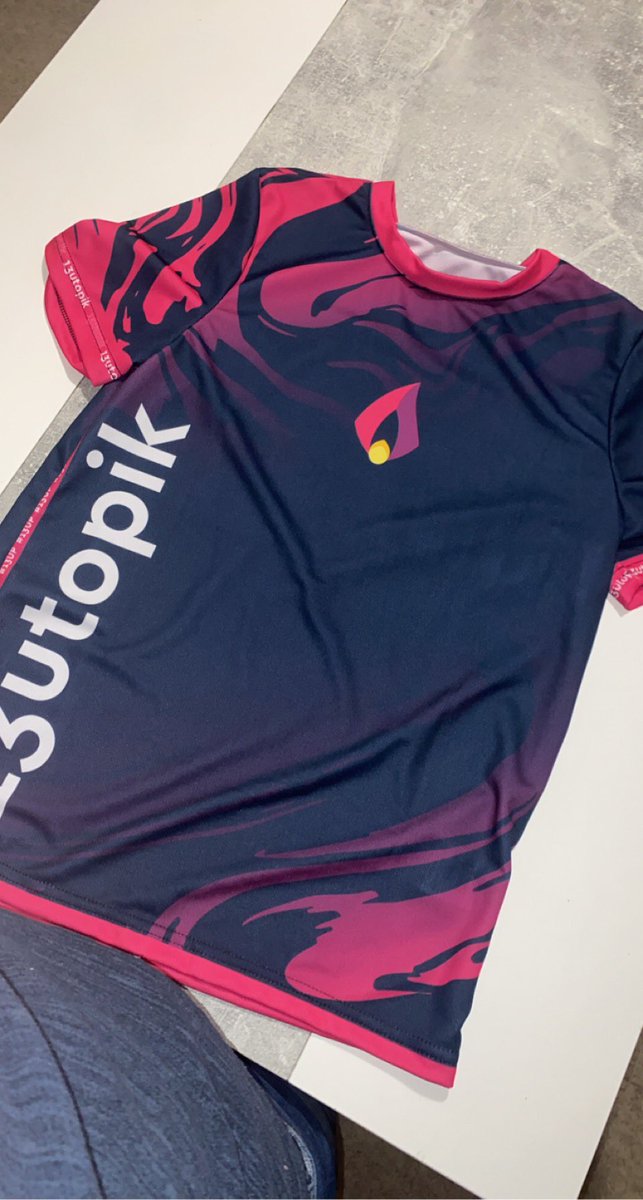 xLIoris_1 tweet media